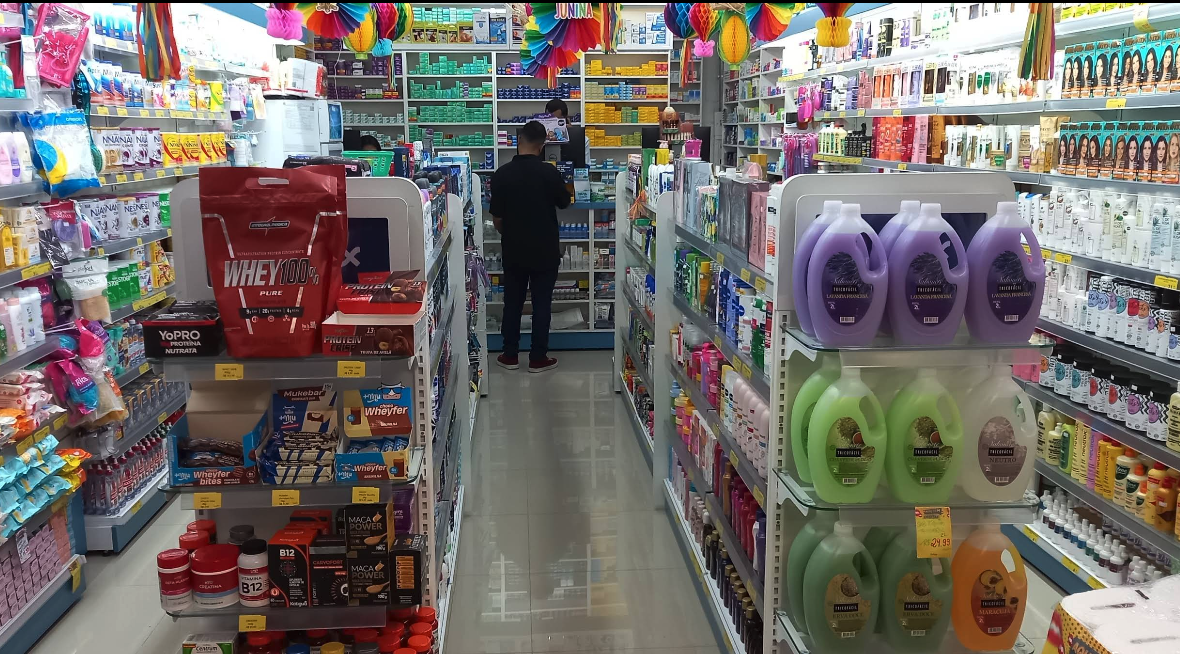 Farmacêutica atendendo cliente com atenção e cuidado