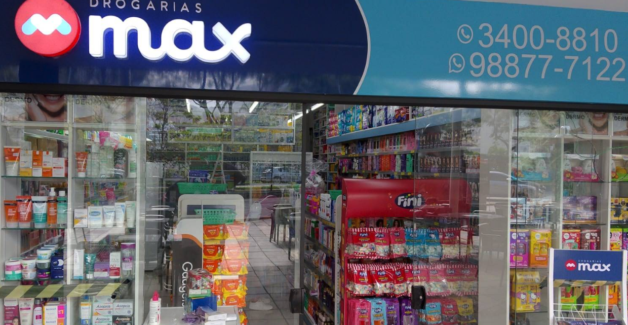 Interior espaçoso e organizado da Drogaria Max Barra - Supermarket Barra Blue